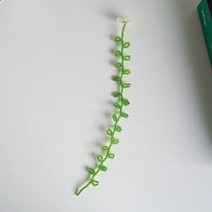 Bokmärke tusensköna - Handgjort pärlat bokmärke längd ca 21.5cm från den gröna. Blir en söt accessoar till boken eller som en gåva till den som älskar att läsa böcker.