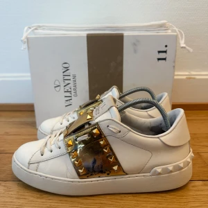 Valentino rockstud sneakers  - Säljer nu dessa fina valentino skor | Bra skick | Storlek 38 | Kommer med box och dustbag | Hör gärna av er vid frågor eller funderingar 