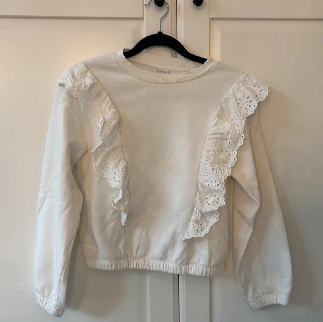 Vit tröja med volang