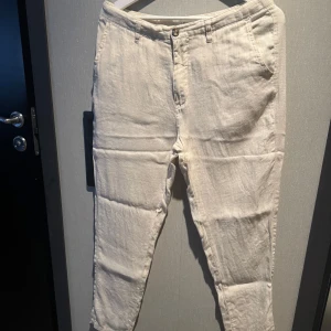 Beige linnebyxor från S.C.W i M - Snygga beige linnebyxor från S.C.W i storlek M. 