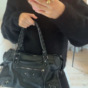 Svart väska med detaljer  - Svart medelstor  väska från Boohoo med detaljer. Längre band ingår🥰 