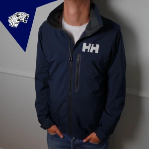 HELLY HANSEN JACKA - Fet windbreaker from Helly Hansen | Skick: 9/10 | Strl: M | Modellen är 182cm lång | Hör av dig om du undrar någonting!