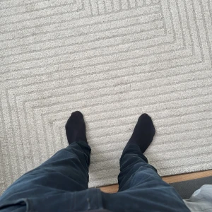 Replay Hyperflex svarta jeans slim - Svarta Replay Hyperflex jeans med slim passform och klassisk femficksdesign. Stretchigt material som sitter snyggt och bekvämt. Diskret Replay-logga på fickan och svarta sömmar för en clean look. Perfekt för dig som gillar stilrena och moderna jeans.