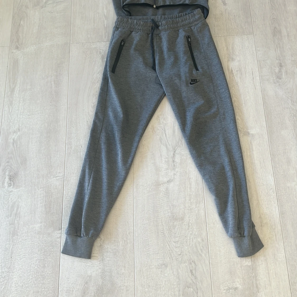 Grå och svart Nike teck full set byxor och överdel - 2