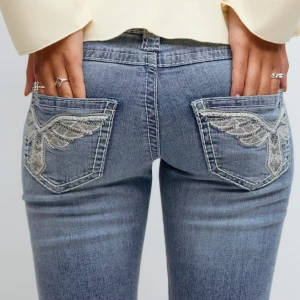 Gina tricot sparkle low flare jeans - sparkle low flare jeans från Gina med snygga fickdetaljer. Stl xs. Helt nya med alla lappar kvar. Nypris 399.95 kr, mitt pris 320 kr😊färgen är mest lik på hemsidans bilder, bild 1 och 2. Skriv om ni är intresserade innan ni köper🥰