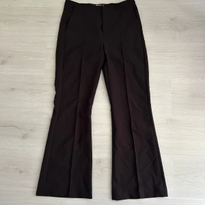 Kostymbyxor  - Svarta utsvängda kostymbyxor frång ginatricot, storlek M. Endast testade! Minns inte vad jag köpte dom för men tror det var runt 300-400kr. Pris: 250kr + frakt🩷