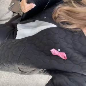 Svart zara quiltad jacka med hjärt mönster - Säljer en svart quiltad jacka med unikt mönster och knappar framtill. För fler bilder skriv så löser jag det💕