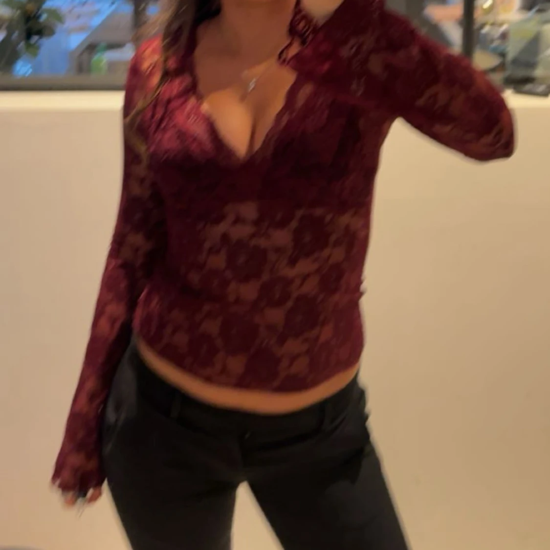 Vinröd spetsblus med v-ringning - 1