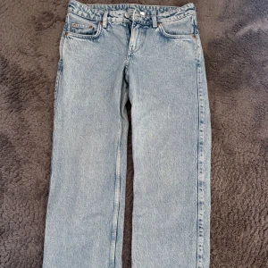 Weekday Arrow Low Straight Jeans ljusblå - Säljer ett par ljusblå Arrow Low Straight Jeans från Weekday. Modellen har låg midja och raka ben💞