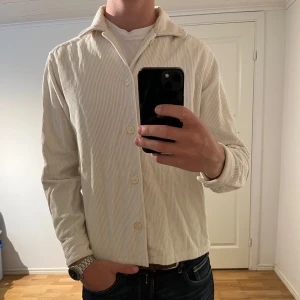 These Glory Days Overshirt vit - Säljer denna sjukt snygga Overshirten från These Glory Days⭐️ Färgen är vit och storleken är S✅ Overshirten har inga defekter och skicket är utomordentligt🙌🤝 Sjukt najs passform och passar perfekt till hösten🍁🙌 Tveka inte på att höra av er dig vid minsta fråga eller fundering😊