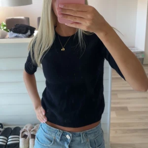 Stickad T-shirt  - Söt stickad kortärmad topp, lite nopprig men i övrigt väldigt fint skick, varm o perfekt inför hösten💙