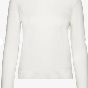 Vit stickad tröja från VILA - Vit stickad tröja från VILA i storlek S. Tröjan har rund halsringning med ribbad kant och ribbade muddar vid ärmslut och nederkant. Enkel och clean design som är lätt att matcha med olika outfits. Perfekt för dig som gillar stilrena plagg.