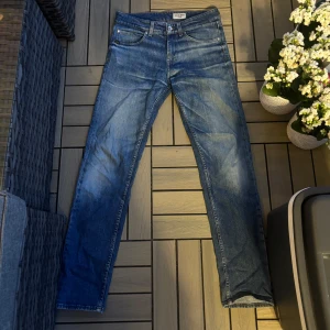 Tiger of sweden byxor -  Jeansen har en mörkblå tvätt med lätt slitning och raka ben. Tillverkade i mjukt jeanstyg som sitter skönt och följer kroppen. Perfekta för dig som gillar en modern och stilren look.