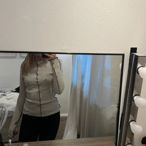 Topp med fina detaljer - Superfin långärmad tröja i fint material och med svarta detaljer, använd enstaka gånger. Ifrån Lindex storlek S 