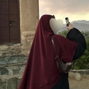 Vinröd khimar från Tasnim Collections - Vinröd khimar från Tasnim collections. Oanvänd.  TWO LAYER CHIFFON KHIMAR “AMIRAH” LARGE  Färg: Mulberry