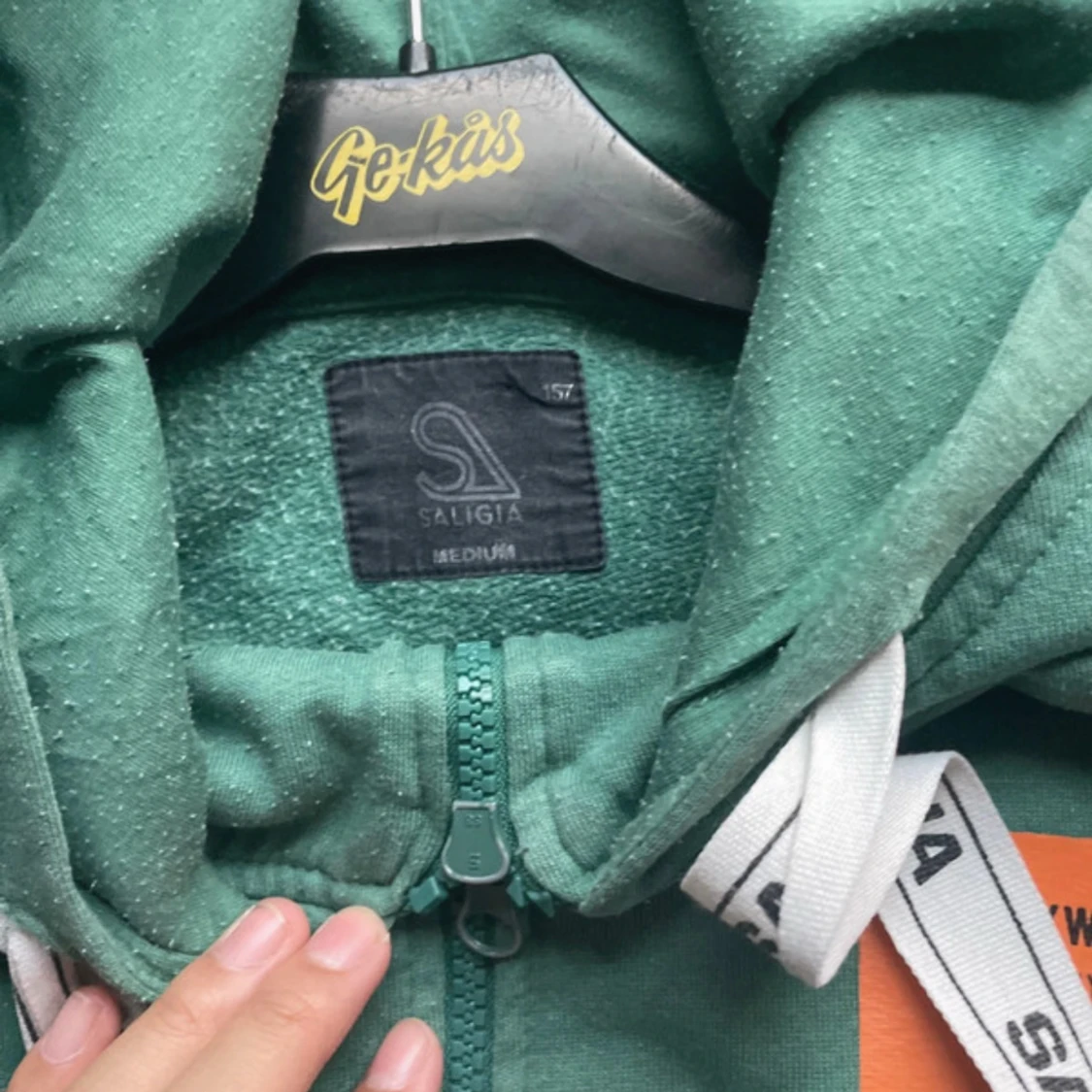 Grön hoodie med dragkedja från Saligia - 2