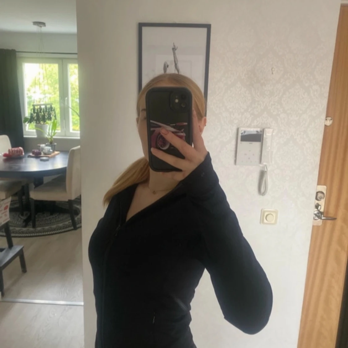 Svart hoodie med dragkedja - 1