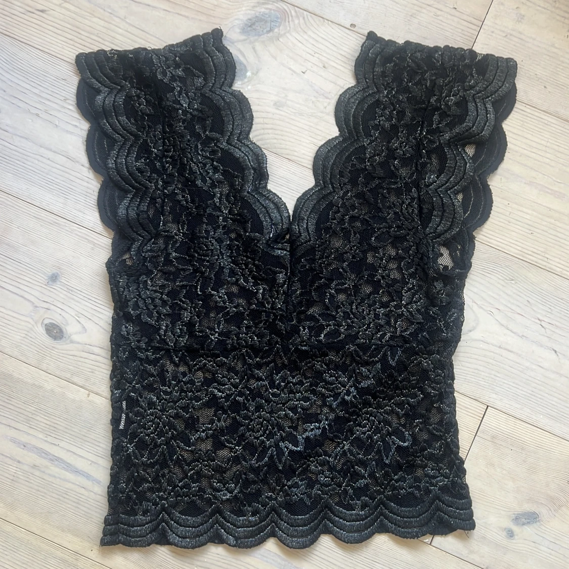 Svart spetsig croppad topp från Zara