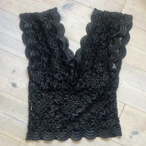 Svart spetsig croppad topp från Zara - Så snygg topp från Zara!