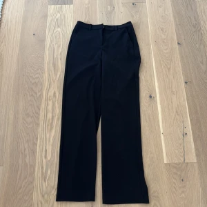 Svarta kostymbyxor från Vero Moda - Snygga svarta kostymbyxor från Vero Moda i rak modell🩷inga defekter 