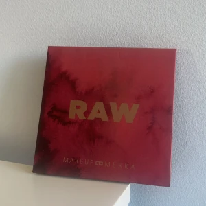RAW ögonskuggspalett Makeup Mekka - RAW ögonskuggspalett från Makeup Mekka med 9 pigmenterade skuggor i nude, bruna, guldiga och vinröda toner. Paletten har både matta och skimrande nyanser som Sensitive, No Filter!, Raw, Daring, Seductive, Rumor, Irresistible, Courageous och Skills. Perfekt för att skapa snygga och kreativa ögonlooks. Har använts väldigt lite, främst en färg.