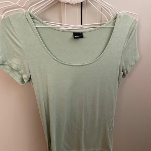 Grön tshirt - Jätte fin och endast använd ett par gånger, den är något mer grön i verkligheten men fortfarande mjuk i förgen