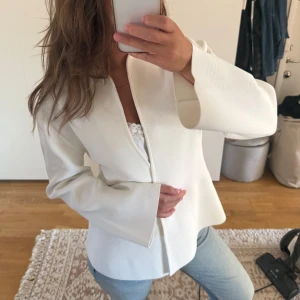 Vit kavaj/kofta zara - Vit kavaj/kofta från Zara förra året. Storlek L men lite liken i storleken. Toppen skick