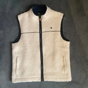 Morris väst - Tja, säljer nu en riktigt fet och eftertraktad väst från Morris i absolut toppenskick🤩. Storleken är M och priset är 1249 kr men inget är ännu hugget i sten🗿