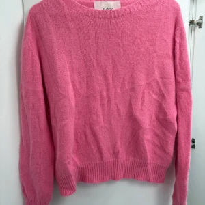 Rosa stickad tröja från FLOOR - Mysig rosa stickad tröja från FLOOR! Jätte snygg färg och väldigt mysig❤️