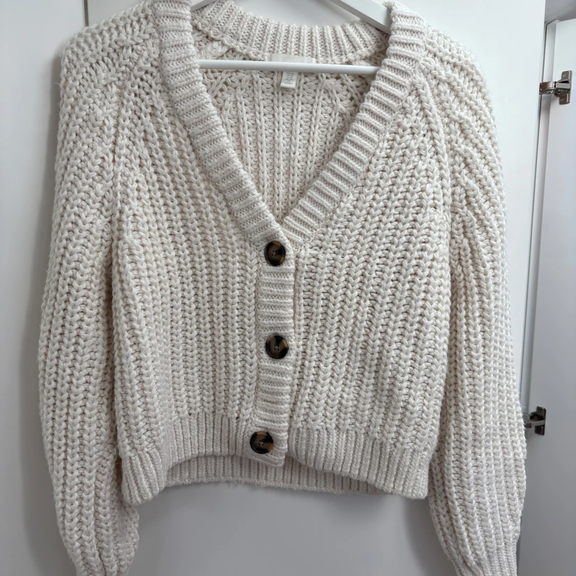 Beige stickad kofta från H&M