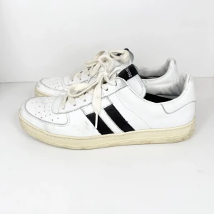Tom Ford Radcliffe Sneaker - Stilrena skor från ikoniska Tom Ford. Skick: 7/10, replacement innersulor. Retail: ~9,500 SEK. 