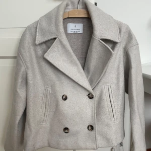 Kappa - Gråbeige kappa från Stradivarius 