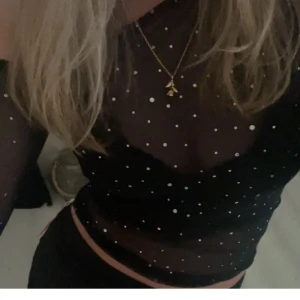 Party topp  - Köpte denna toppen för ett tag sen men tyvärr passade den inte mig så bra då jag är lång så inte kunnat använda. Är i bra skicka och väldigt snygg till utekväll 