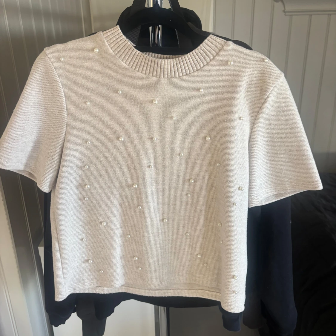 Beige pärlprydd topp från Zara