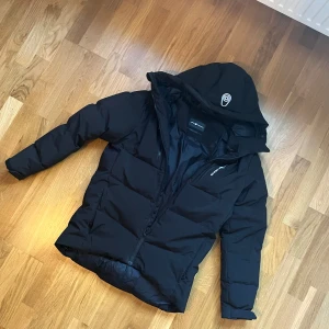 Sail Racing Jacka till Hösten - Passar både M och L, Köpt för runt 7 månader sedan för runt 4000kr,                                                                 den är sydd vid höger axel men annars är den i väldigt bra skick, Pris kan diskuteras!