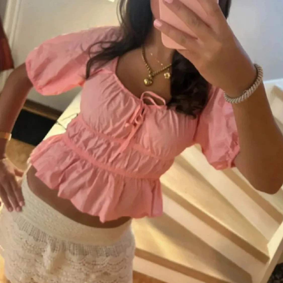 Rosa blus med puffärm och volang - 1