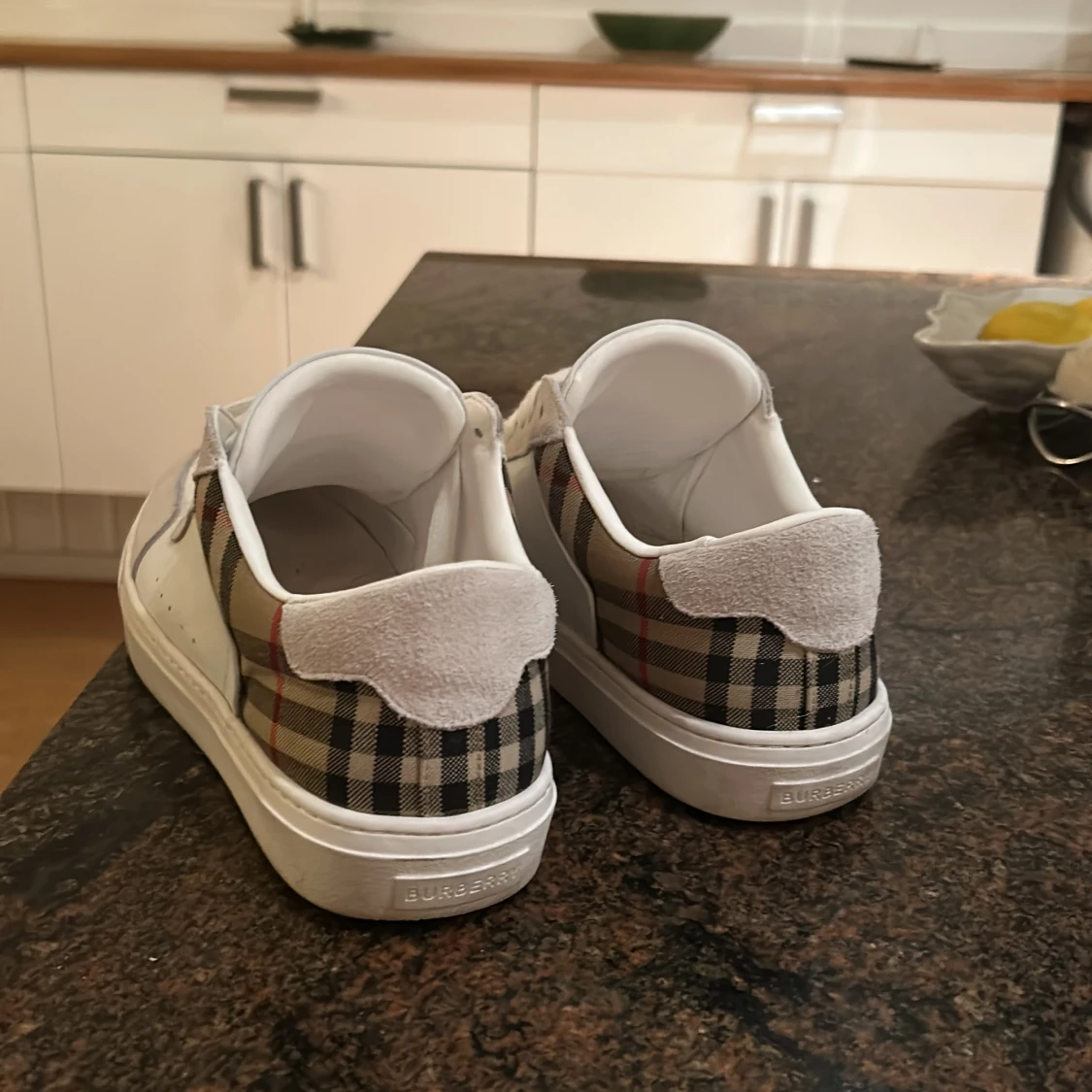 Burberry sneakers med rutig detalj - 1