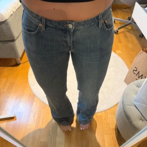 Weekday blå bootcut jeans - Bootcut jeans från Weekday!! Använd 1-2 gånger, så i nyskick!! 