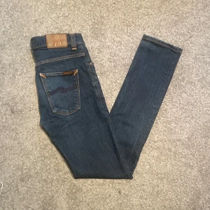 Nudie Jeans Blå 30/34 - Säljer ett par mörkblå jeans från Nudie Jeans i den populära modellen Grim Tim | Riktigt feta jeans nu till hösten!🔥| Storlek: W30 L34 | Endast 329kr så var snabb! Kom gärna med prisförslag eller om ni har några frågor!🤝🏻📲