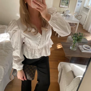 Supersöt blus med puffärm  - Säljer denna superfina blusen med puffärmar💗Storlek S