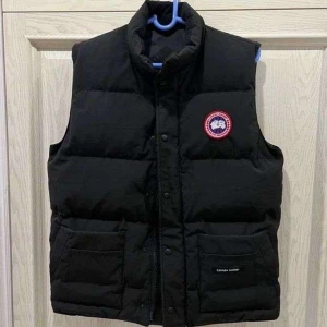 Svart dunväst från Canada Goose - Svart dunväst från Canada Goose, funkar både på sommaren och vintern och den matchar även med mycket 