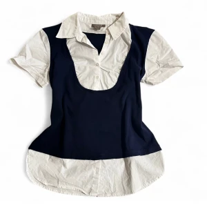  Jättesöt klassisk Pinterest topp!! (Office siren) - Första dagen på jobbet på kontoret? Ingen fara med den hära färdig Layard toppen enkel vit skjorta, med inbyggd mörkblå linnet, stylade med ett par jeans eller kjol and your set!