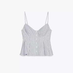 Topp - Säljer min söta topp från Zara som inte kommer till användning tyvärr!🌸🌸