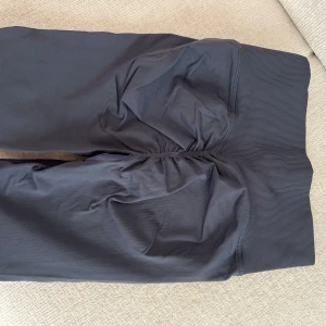 Träningsbyxor - Grå/ blåa träningsbyxor med sqrunch i storlek S, strechigt material och inte genomskinliga. 