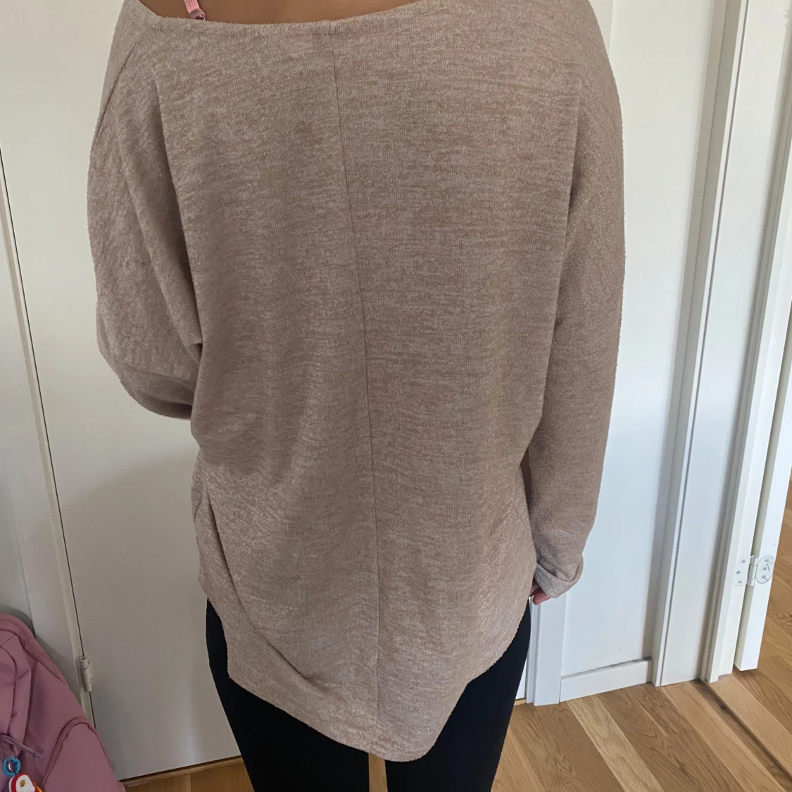 Beige loose stickad tröja från Hailys - 1