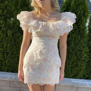 Volang klänning - Superfin kortklänning i vit med ljusa rosa och beige blommor. Änvänd 3gånger! Jag är 167 för referens. Nypris 2399kr🌸🌸