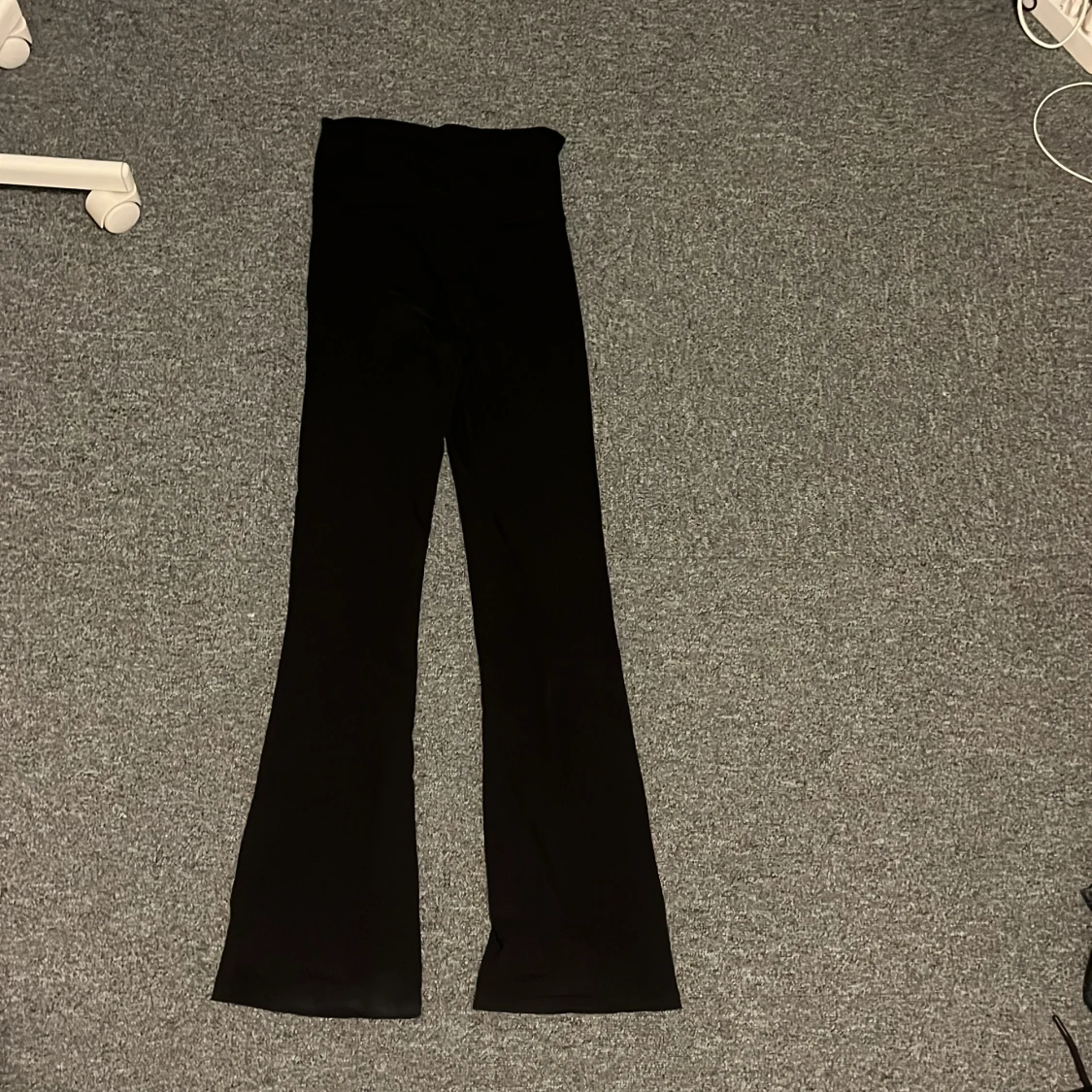 Svarta bootcut byxor från Gina Tricot