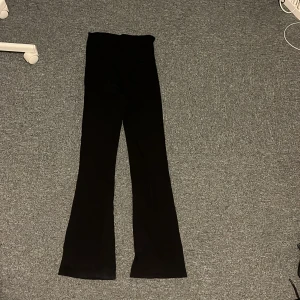 Svarta bootcut byxor från Gina Tricot - Svarta bootcut byxor från Gina Tricot i mjukt stretchigt material. Midjan ska vikas ner så dom blir låga i midjan men man kan ha hur man vill.💞