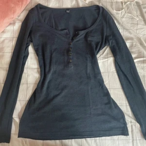 Mörkblå långärmad tröja Pimkie - Snygg mörkblå långärmad tröja från Pimkie med v-ringad hals och knappar framtill. Inga defekter 