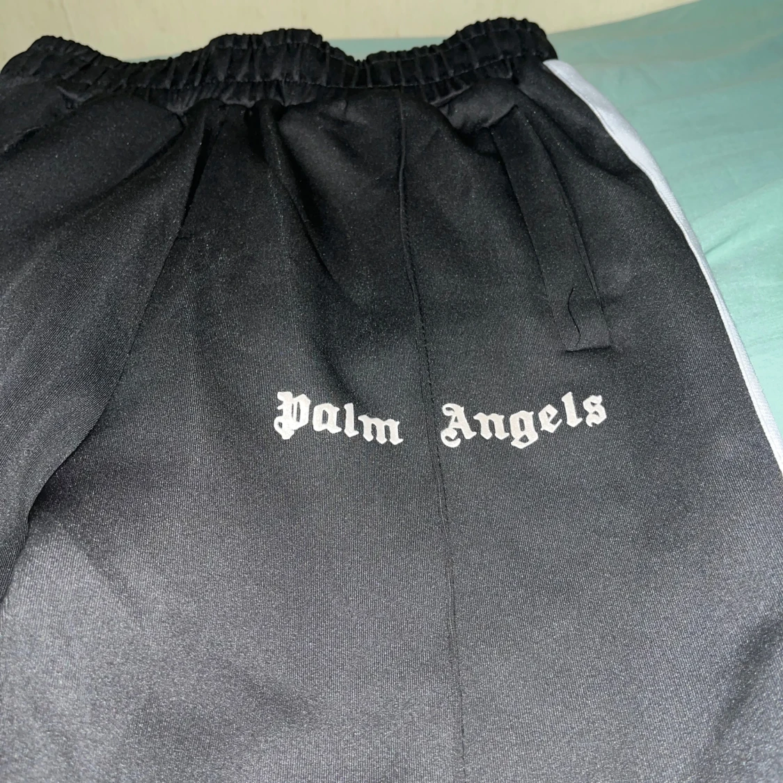 Palm Angels svarta mjukisbyxor med vita ränder - 1